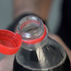 Imagen para el artículo titulado Coca-Cola pegará el tapón a todas sus botellas de plástico para que se reciclen juntos